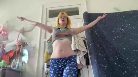 Snapshot of honeyxlimbed chatting on 04-24-26, 06:32 Emi Rose online show from 04-24-26, 06:32
