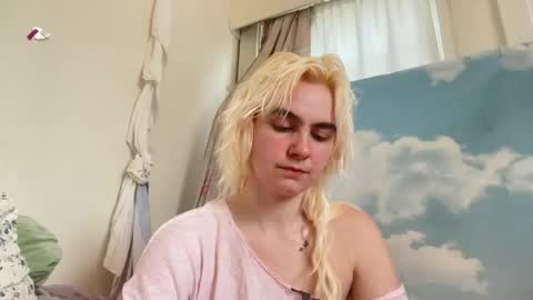 Snapshot of honeyxlimbed chatting on 06-04-26, 09:10 Emi Rose online show from 06-04-26, 09:10