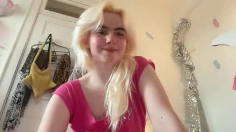 Snapshot of honeyxlimbed chatting on 06-06-26, 11:42 Emi Rose online show from 06-06-26, 11:42