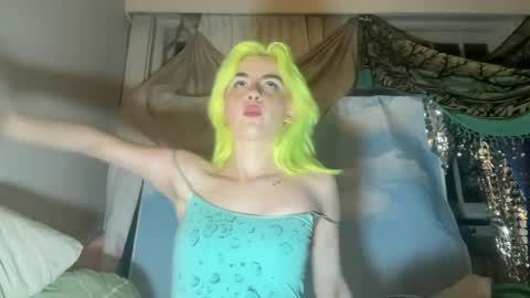 Snapshot of honeyxlimbed chatting on 06-12-26, 04:00 Emi Rose online show from 06-12-26, 04:00