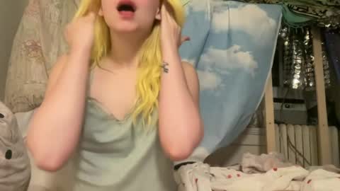Snapshot of honeyxlimbed chatting on 06-22-26, 05:37 Emi Rose online show from 06-22-26, 05:37