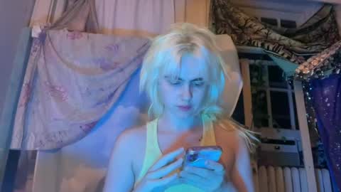 Snapshot of honeyxlimbed chatting on 07-15-26, 06:18 Emi Rose online show from 07-15-26, 06:18