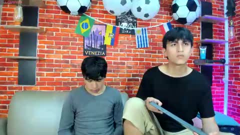 Snapshot of hoot_boyss_ chatting on 06-17-26, 08:21 Jake y Troy online show from 06-17-26, 08:21