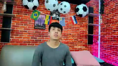 Snapshot of hoot_boyss_ chatting on 06-18-26, 08:02 Jake y Troy online show from 06-18-26, 08:02