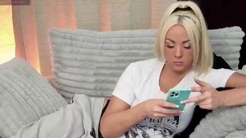 Snapshot of hopedayleexo chatting on 10-19-25, 09:15 Hope Daylee online show from 10-19-25, 09:15