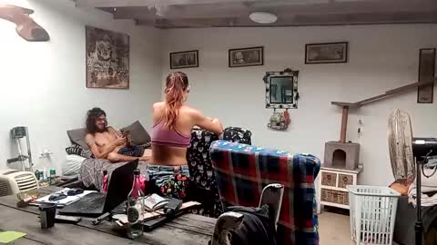 Snapshot of hornyhippies0080 chatting on 12-15-25, 06:17 Nix D online show from 12-15-25, 06:17