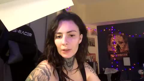 Snapshot of horrorqueen1225 chatting on 03-26-26, 03:39 horrorqueen online show from 03-26-26, 03:39