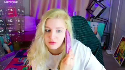 Snapshot of hot__blondie chatting on 05-15-26, 05:58 Veronica Vi online show from 05-15-26, 05:58