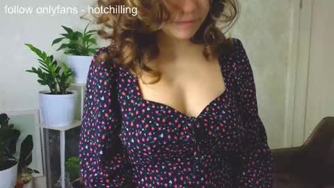 Snapshot of hot_chill__ chatting on 11-14-25, 01:43 LiluCaroline online show from 11-14-25, 01:43