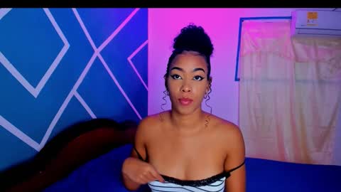 Snapshot of hot_couple07_ chatting on 09-25-25, 06:39 Hot Couple online show from 09-25-25, 06:39