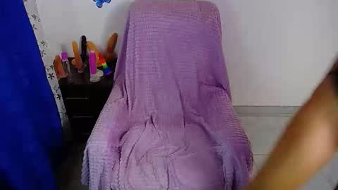 Snapshot of hot_girl01_hanna chatting on 12-05-25, 08:49 angie online show from 12-05-25, 08:49