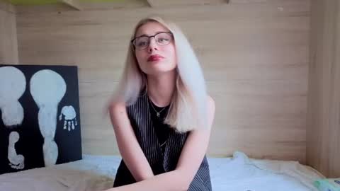 Snapshot of hot_kittie_hot chatting on 06-12-26, 08:35 hot_kittie_hot online show from 06-12-26, 08:35