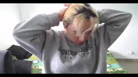 Mia online show from 02-15-25, 12:33