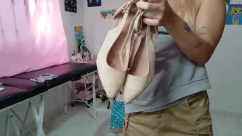 Snapshot of hot_mommymia chatting on 01-17-26, 05:16 Mia online show from 01-17-26, 05:16