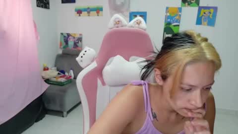 Snapshot of hot_mommymia chatting on 02-11-26, 06:57 Mia online show from 02-11-26, 06:57