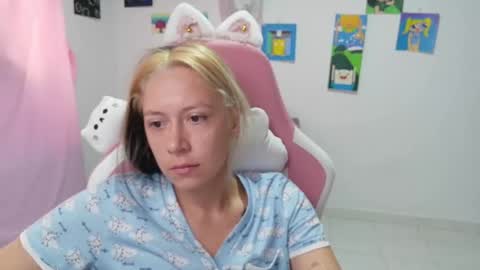 Snapshot of hot_mommymia chatting on 02-12-26, 02:01 Mia online show from 02-12-26, 02:01