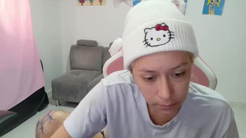 Snapshot of hot_mommymia chatting on 02-18-26, 02:46 Mia online show from 02-18-26, 02:46