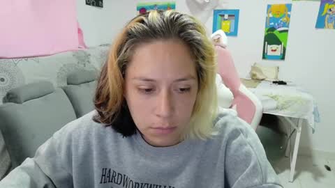 Snapshot of hot_mommymia chatting on 05-02-26, 06:13 Mia online show from 05-02-26, 06:13
