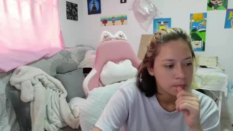 Snapshot of hot_mommymia chatting on 05-05-26, 04:15 Mia online show from 05-05-26, 04:15