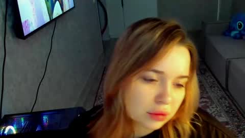 Snapshot of hot_moon_666 chatting on 04-27-26, 05:27 Moon online show from 04-27-26, 05:27