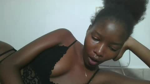Snapshot of hotbabbee chatting on 06-25-26, 06:40 love online show from 06-25-26, 06:40