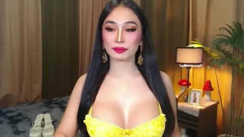 Snapshot of hotevatrans chatting on 09-22-25, 04:25 EVA online show from 09-22-25, 04:25