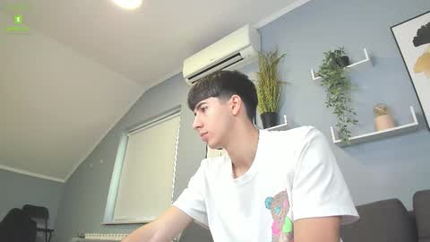 Snapshot of hotflirtyfella chatting on 09-18-25, 11:12 QUENTIN online show from 09-18-25, 11:12