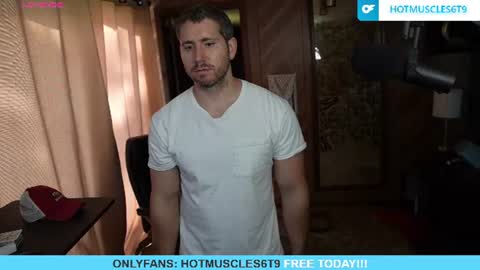 Snapshot of hotmuscles6t9 chatting on 06-10-26, 02:05 hotmuscles6t9 online show from 06-10-26, 02:05