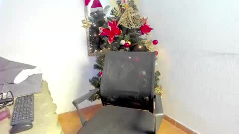 Hott Hanna online show from 12-15-24, 08:41