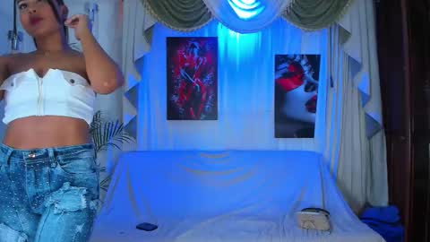 hotties_kittens18 online show from 12-03-25, 05:55