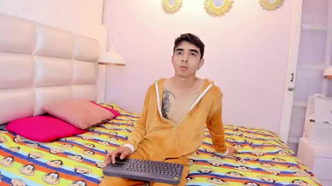 hottiie_guy online show from 10-10-25, 06:07