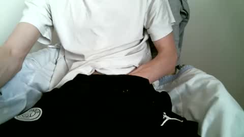 Snapshot of hug_me chatting on 09-12-25, 12:27 Keanu online show from 09-12-25, 12:27