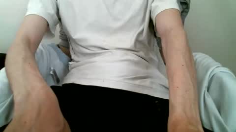 Snapshot of hug_me chatting on 09-13-25, 02:50 Keanu online show from 09-13-25, 02:50