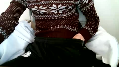 Snapshot of hug_me chatting on 10-29-25, 01:46 Keanu online show from 10-29-25, 01:46