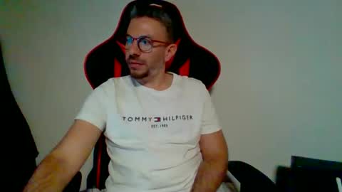 Snapshot of huge__cumshot chatting on 12-16-25, 04:56 huge__cumshot online show from 12-16-25, 04:56