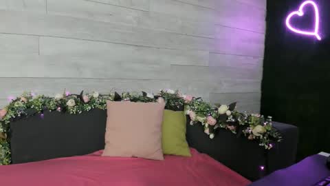 Snapshot of hugeboobserin chatting on 12-17-24, 04:23 Erin online show from 12-17-24, 04:23