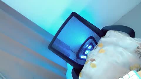 Snapshot of hugecockyanny chatting on 11-25-25, 02:22 Yhanie online show from 11-25-25, 02:22