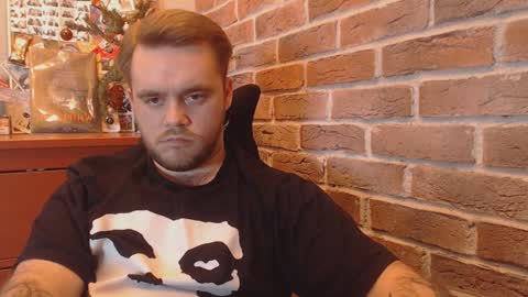 Snapshot of hugo__brad chatting on 01-12-25, 06:16 Hugo online show from 01-12-25, 06:16