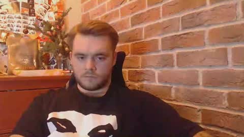 Snapshot of hugo__brad chatting on 01-12-25, 09:19 Hugo online show from 01-12-25, 09:19