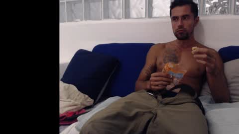 Snapshot of hugoanzola chatting on 02-02-25, 08:24 Colombian Milkman online show from 02-02-25, 08:24