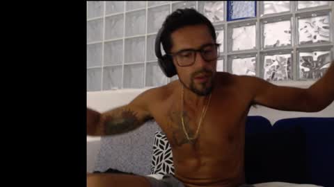 Snapshot of hugoanzola chatting on 02-13-25, 02:56 Colombian Milkman online show from 02-13-25, 02:56