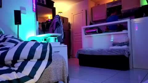 Snapshot of hugolandcam chatting on 01-16-25, 08:57 Hugo online show from 01-16-25, 08:57