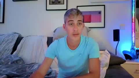 Snapshot of hugolandcam chatting on 09-08-25, 02:49 Hugo online show from 09-08-25, 02:49