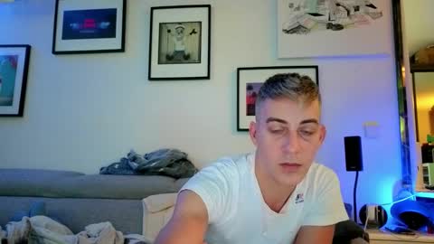 Snapshot of hugolandcam chatting on 11-08-25, 03:45 Hugo online show from 11-08-25, 03:45