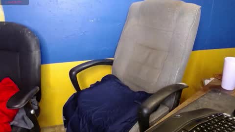 Snapshot of huskyguy chatting on 10-13-25, 03:39 Huskyguy online show from 10-13-25, 03:39