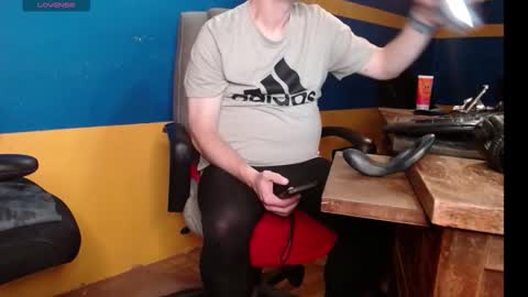 Snapshot of huskyguy chatting on 10-27-25, 03:54 Huskyguy online show from 10-27-25, 03:54