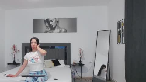 I amSis online show from 04-15-26, 02:02