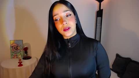 Snapshot of iamroxanne chatting on 11-11-25, 01:49 Camila online show from 11-11-25, 01:49