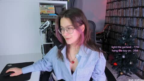 Snapshot of icefroq chatting on 12-30-24, 06:05 Julia online show from 12-30-24, 06:05