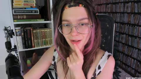 Snapshot of icefroq chatting on 01-17-25, 08:55 Julia online show from 01-17-25, 08:55